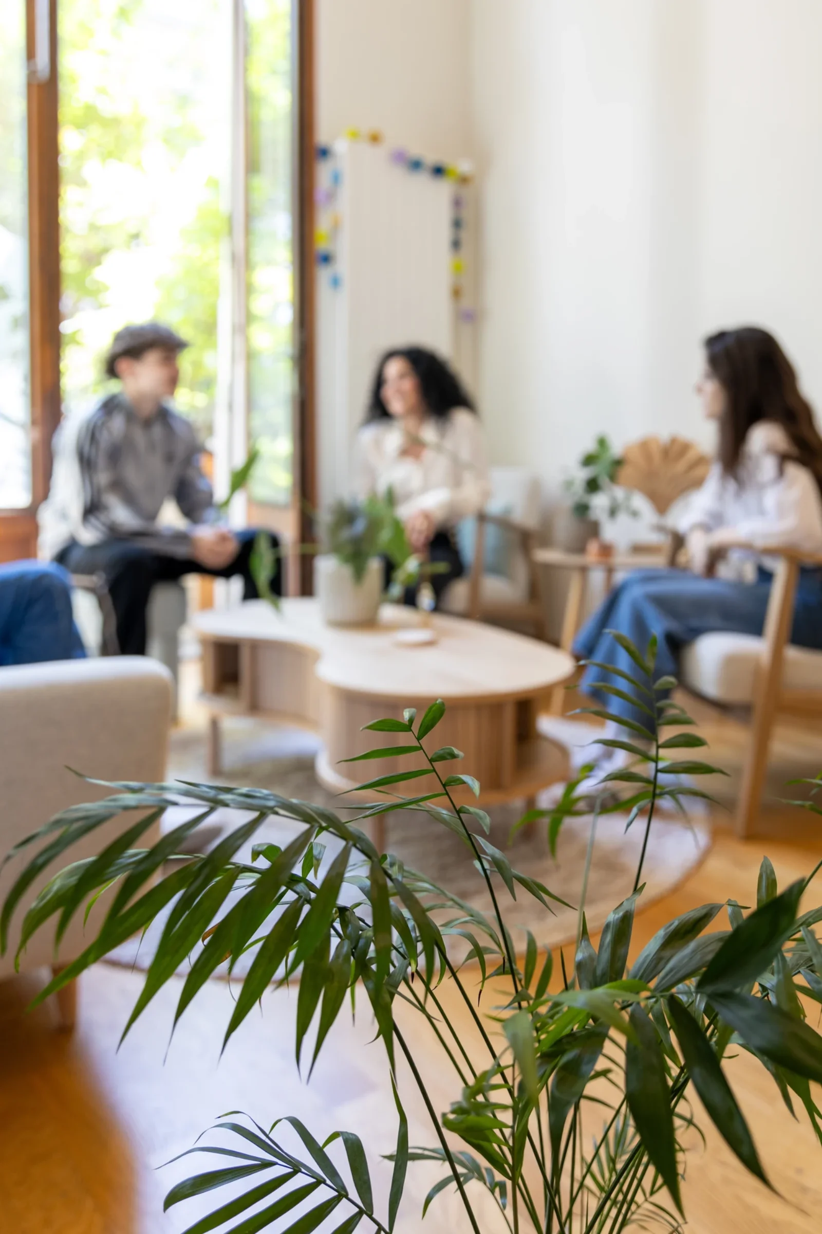 Espace lumineux du cabinet Maison Salama, plantes et matières naturelles