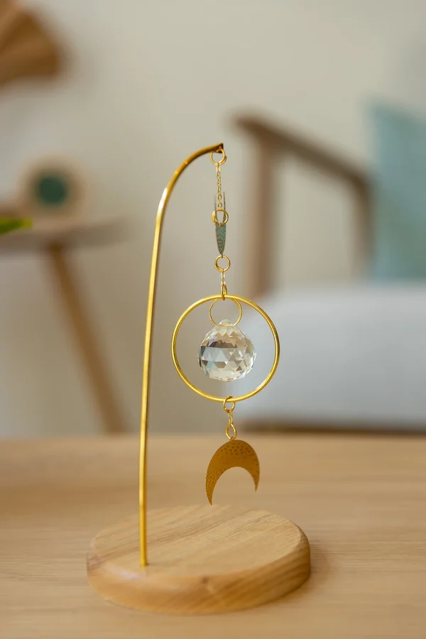 Détail d'une suspension cristal, signature visuelle de Maison Salama