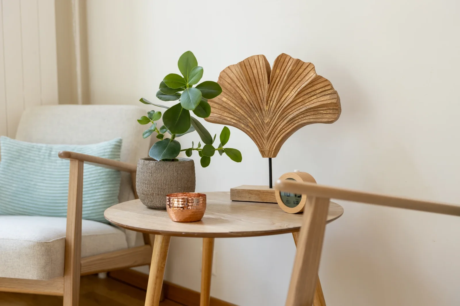 Détail décoratif ginkgo, signature visuelle de Maison Salama
