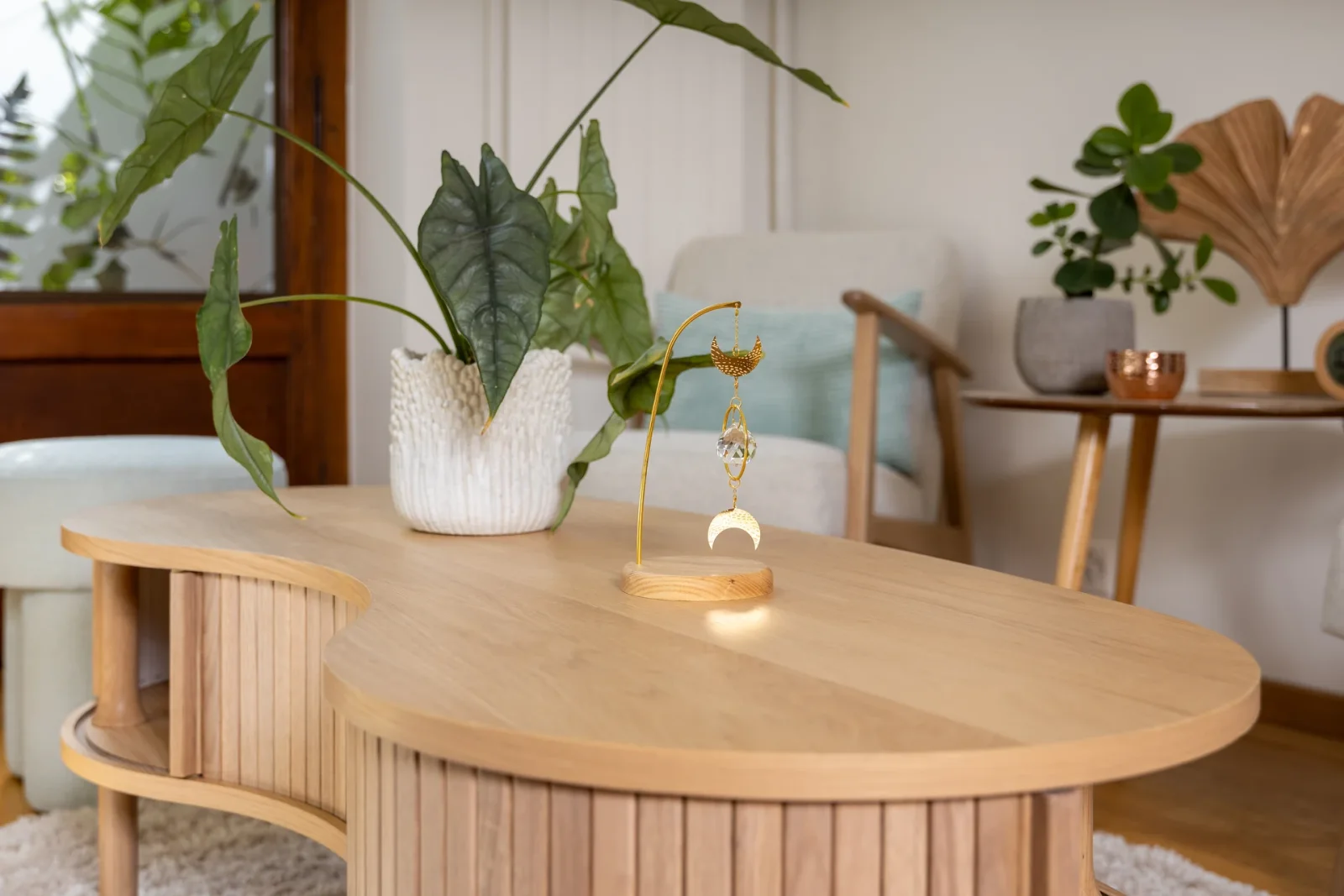 Détail d'une table en bois et suspension cristal