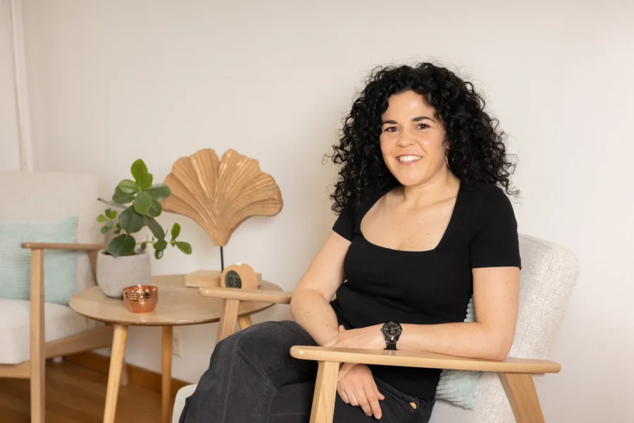 Virginie Salama, psychothérapeute, dans son cabinet